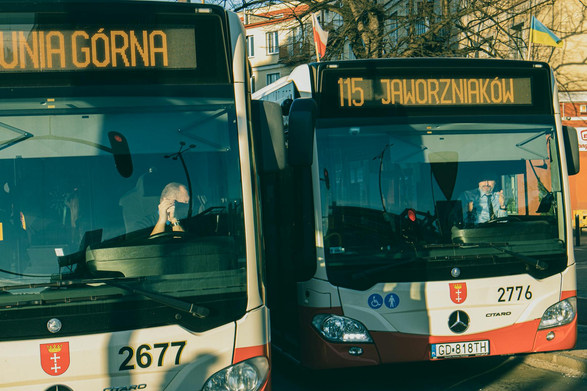 Nowoczesny autobus elektryczny PKM Sosnowiec podczas ładowania lub na ulicy miasta
