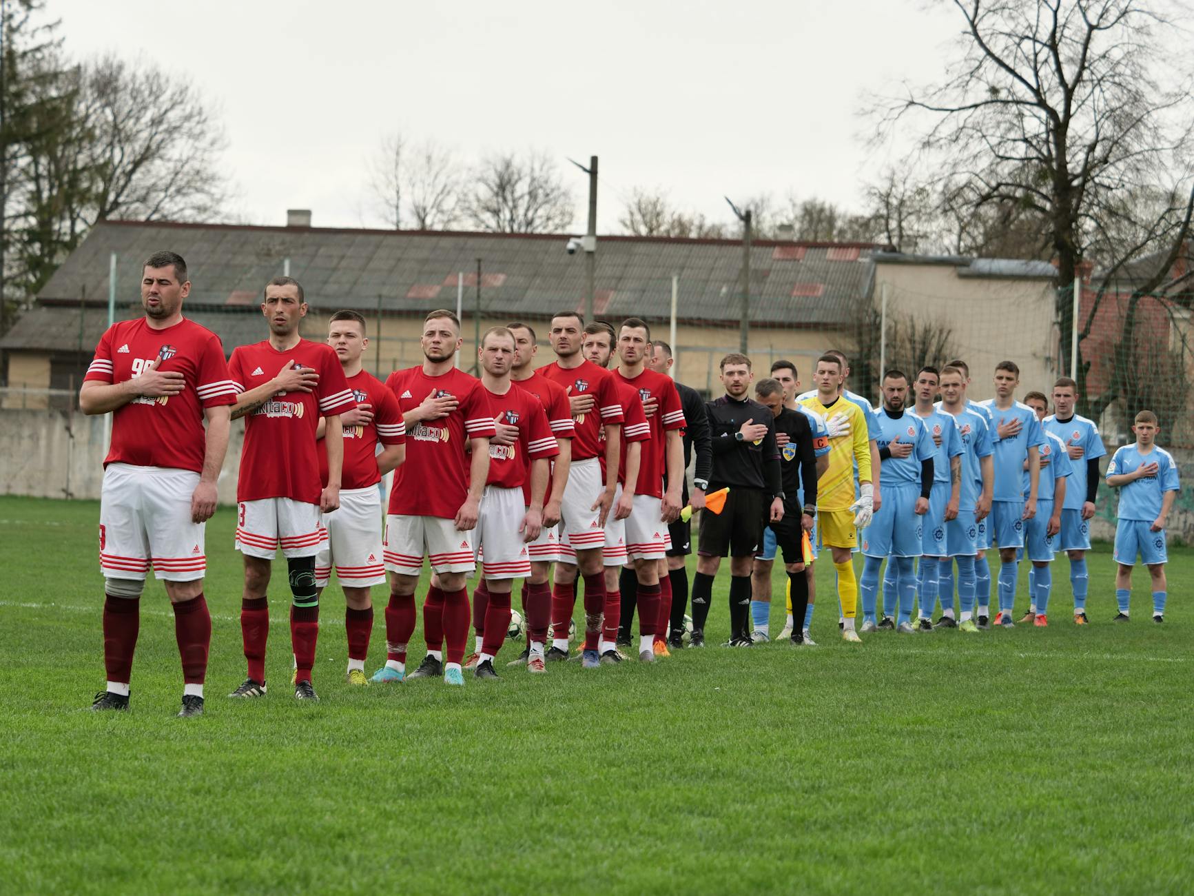 Stadion Zagłębia Sosnowiec z herbem klubu na tle nieba, symbolizujący nadzieję na lepsze czasy po zmianach trenerskich.