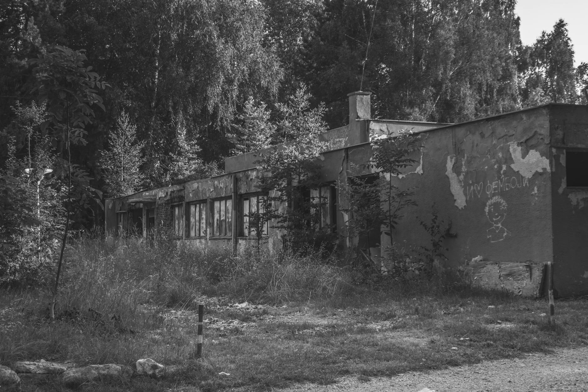 Stadion Zagłębia Sosnowiec podczas meczu, z akcentem na zmiany w sztabie trenerskim