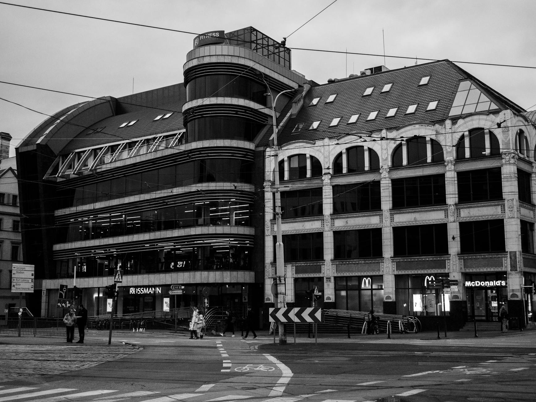 Zespół pracowników McDonald's w restauracji w Sosnowcu-Pieńki, uśmiechnięci i gotowi do obsługi klienta