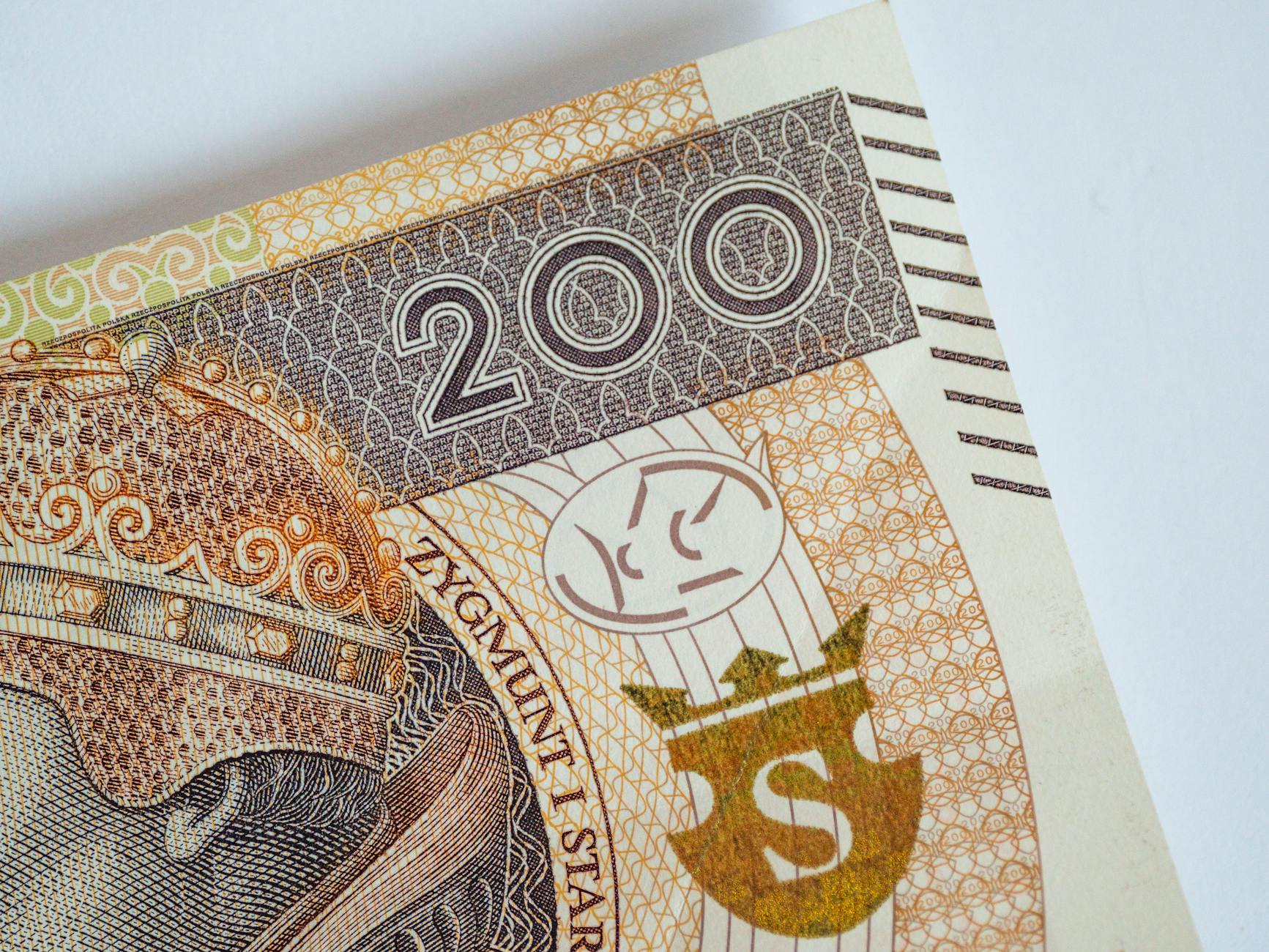 Uczestnicy kibicujący podczas meczu sportowego i widzowie w kinie podczas premiery filmu w Sosnowcu