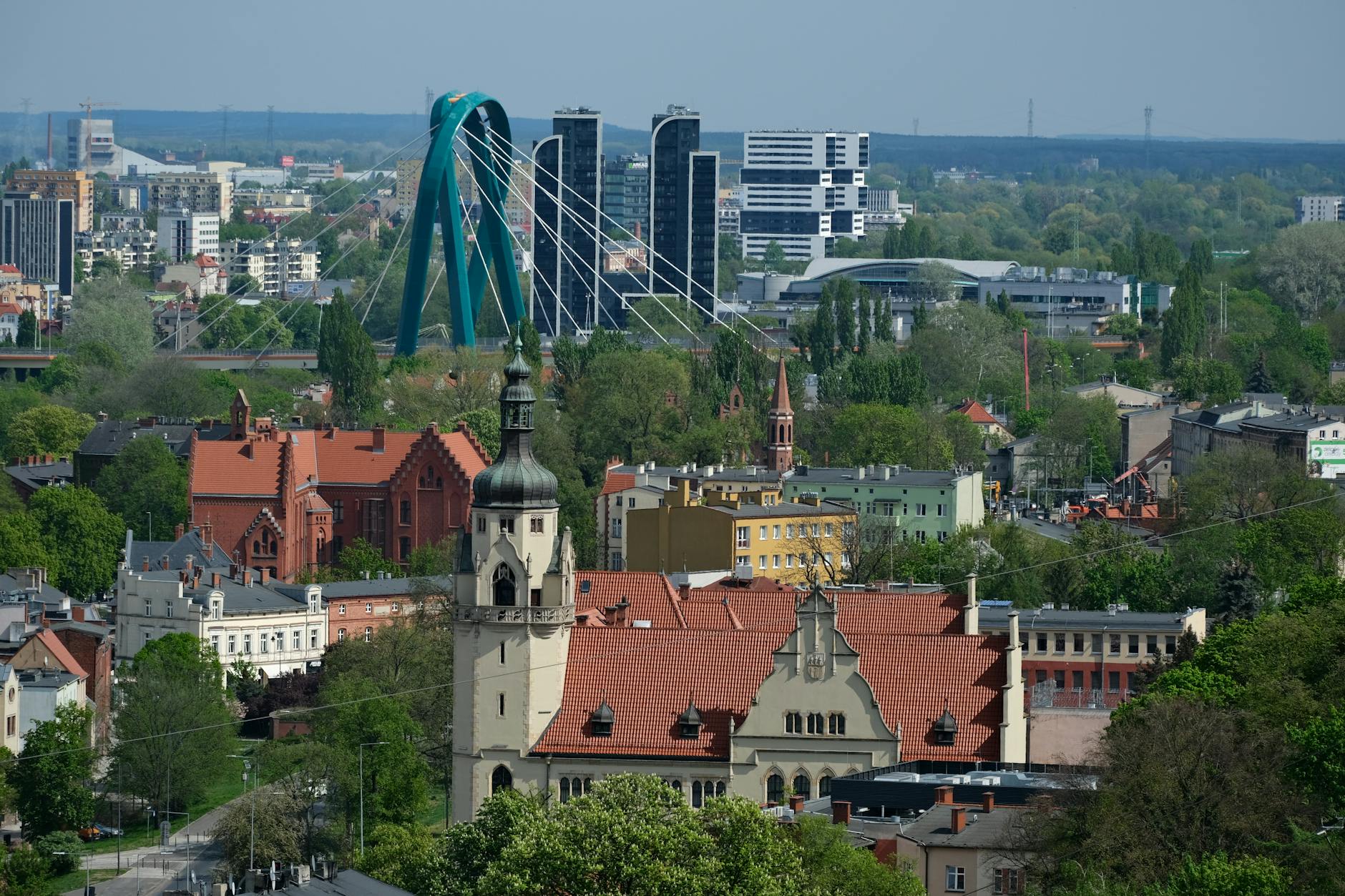 Symboliczne zdjęcie Sosnowca łączące elementy kultury i miejskiego krajobrazu, nawiązujące do frazy Sosnowiec kultura i bezpieczeństwo