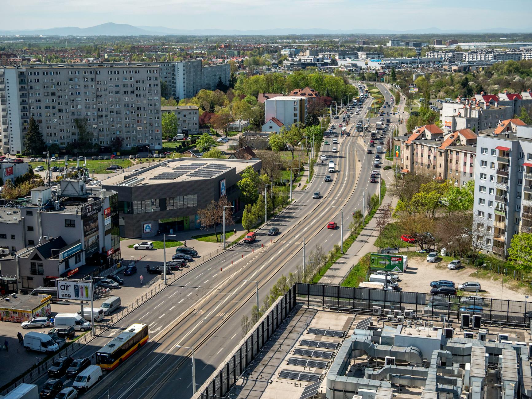 Piłkarze Zagłębia Sosnowiec świętujący zdobycie bramki, symboliczne dla utrzymania w lidze